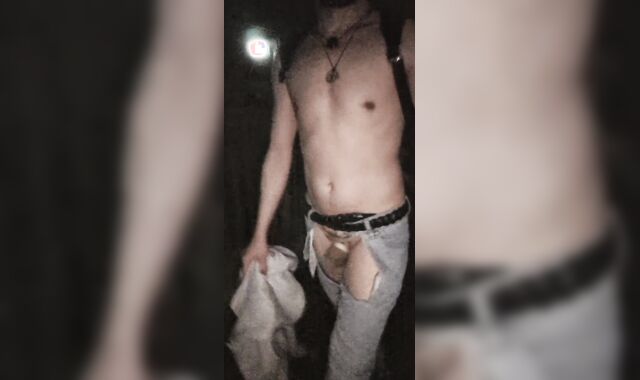 Gewagter Spaziergang im G-string!