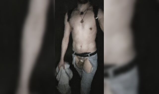 Gewagter Spaziergang im G-string!