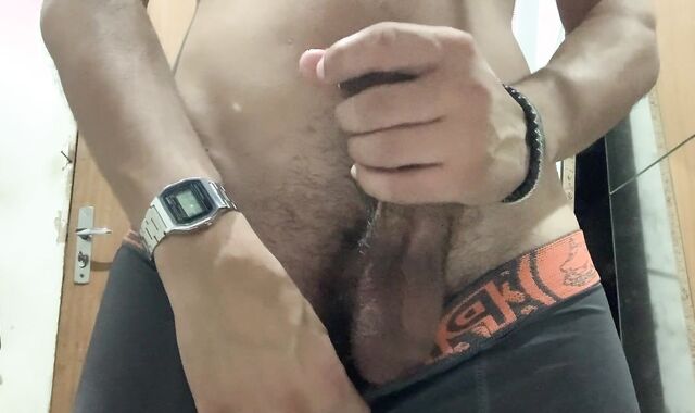 Alisando meu pau pra você!