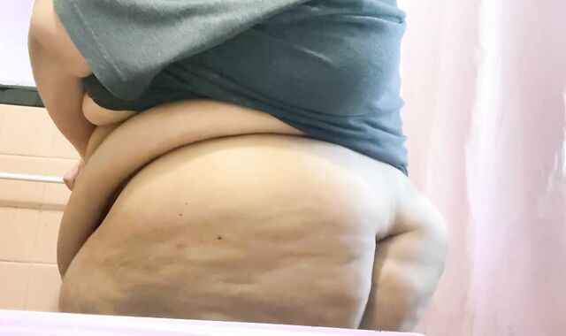 Jiggling my meaty culo