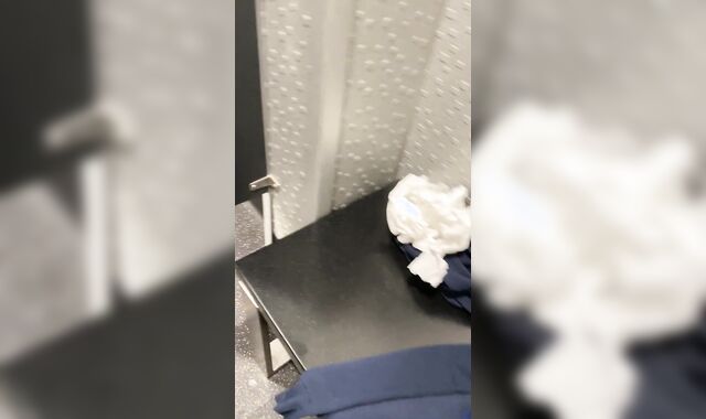 Youngster elastic backside at the gym