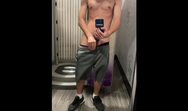 Insatiable latino twunk flashing off in gym