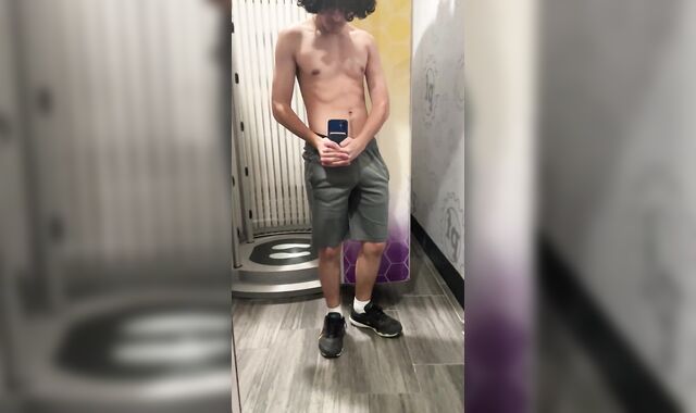 Insatiable latino twunk flashing off in gym