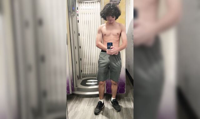 Insatiable latino twunk flashing off in gym