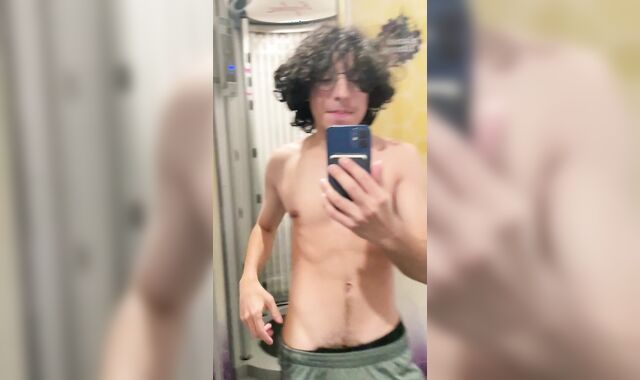 Insatiable latino twunk flashing off in gym