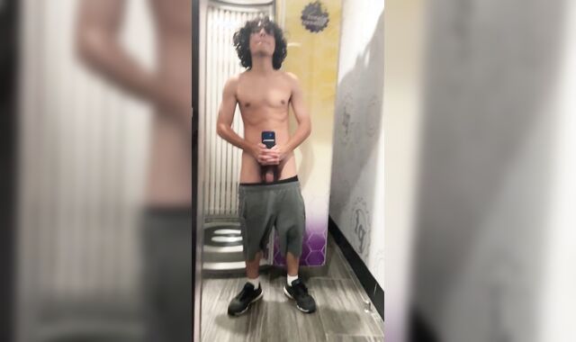 Insatiable latino twunk flashing off in gym