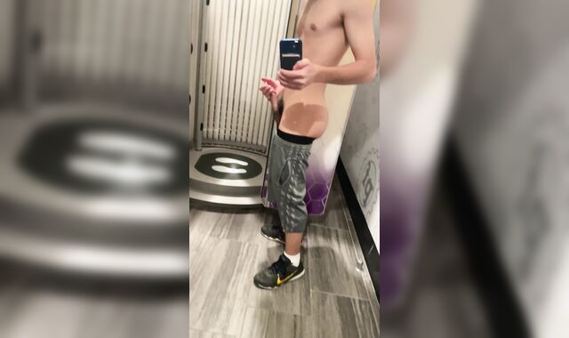 Insatiable latino twunk flashing off in gym