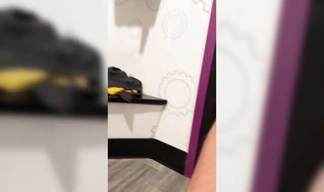 Insatiable latino twunk flashing off in gym