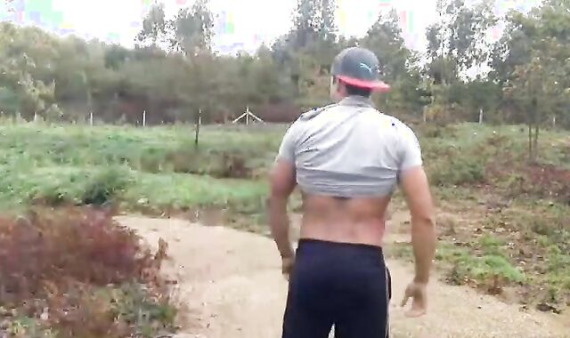 Ruspante E Muscoloso Hunky Portoghese make a decision Di Dare Il Suo Spettacolo Nel Bel Mezzo Di Una Stradina Di Campagna