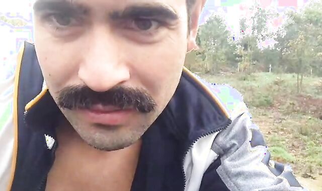 Ruspante E Muscoloso Hunky Portoghese make a decision Di Dare Il Suo Spettacolo Nel Bel Mezzo Di Una Stradina Di Campagna