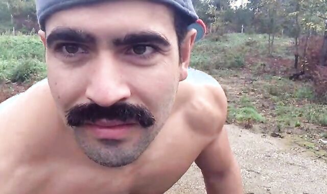 Ruspante E Muscoloso Hunky Portoghese make a decision Di Dare Il Suo Spettacolo Nel Bel Mezzo Di Una Stradina Di Campagna