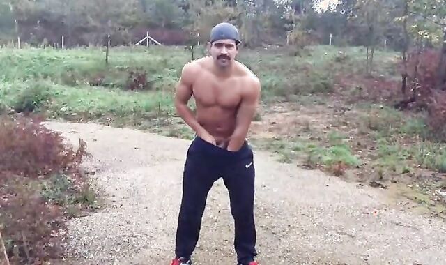 Ruspante E Muscoloso Hunky Portoghese make a decision Di Dare Il Suo Spettacolo Nel Bel Mezzo Di Una Stradina Di Campagna