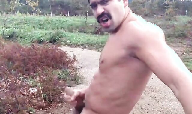 Ruspante E Muscoloso Hunky Portoghese make a decision Di Dare Il Suo Spettacolo Nel Bel Mezzo Di Una Stradina Di Campagna