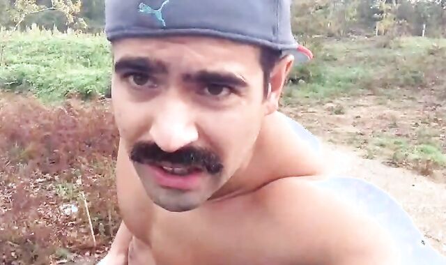 Ruspante E Muscoloso Hunky Portoghese make a decision Di Dare Il Suo Spettacolo Nel Bel Mezzo Di Una Stradina Di Campagna