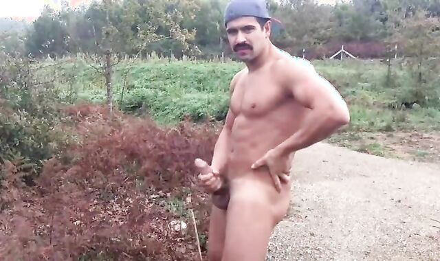 Ruspante E Muscoloso Hunky Portoghese make a decision Di Dare Il Suo Spettacolo Nel Bel Mezzo Di Una Stradina Di Campagna