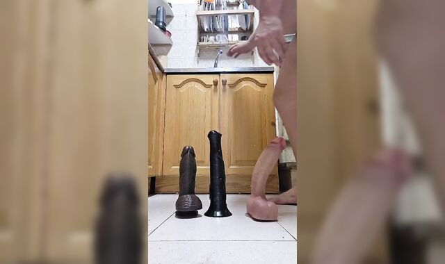 Gay sumiso entre dildos grandes