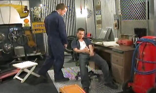 2 mechanics take a break & pulverize on the job