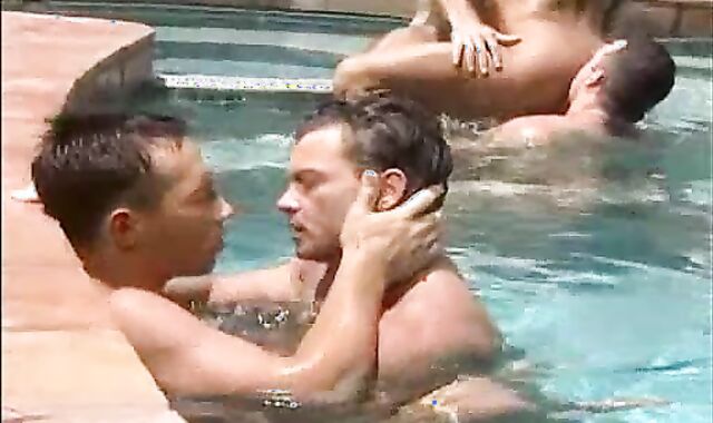 Orgia En La Piscina
