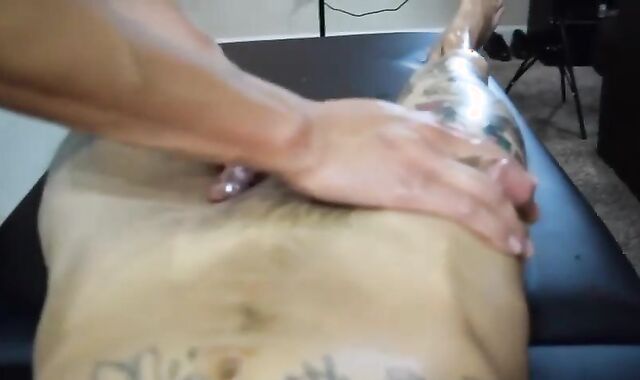 Hetero Tats Grizzly get hand-job