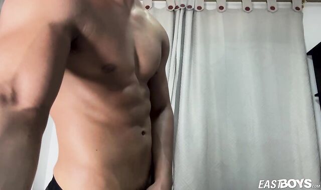 Lennox Lays it Naked on Web cam