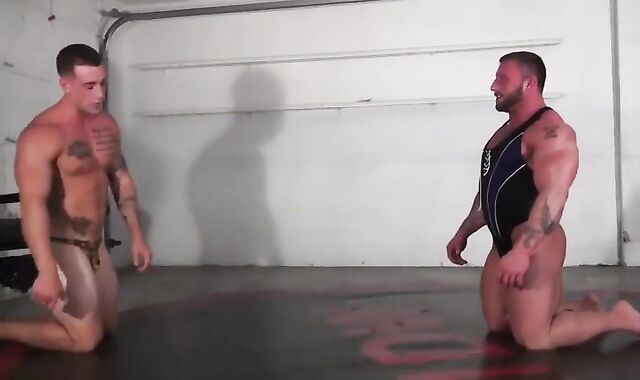 bulky Muscle Grapples jummy Skinny Muscle Bear