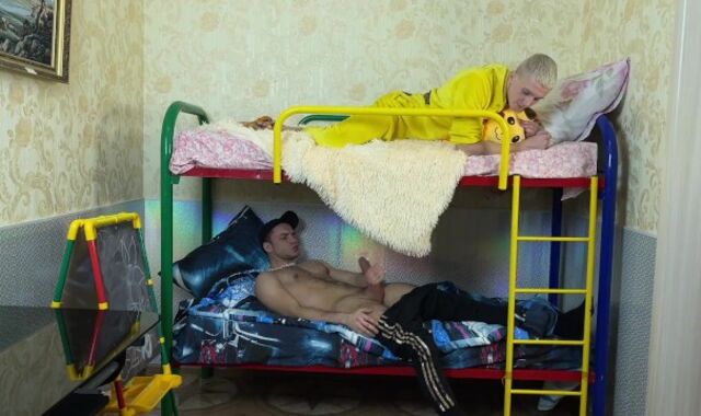 Старший выебал молодого в детской своим большим членом