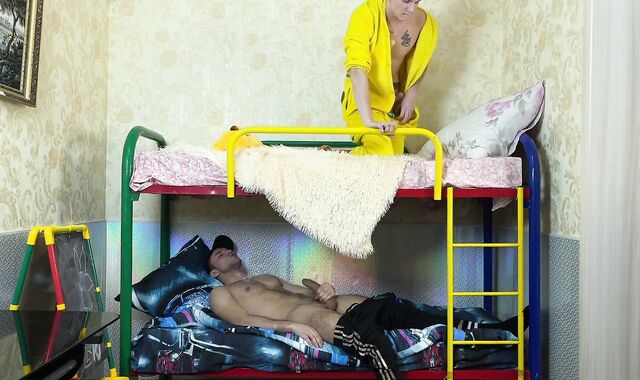 Старший выебал молодого в детской своим большим членом