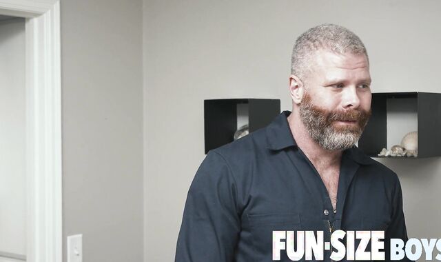 FunSizeBoys - Wooly muscle dad contractor breeds lil'' lad in bed