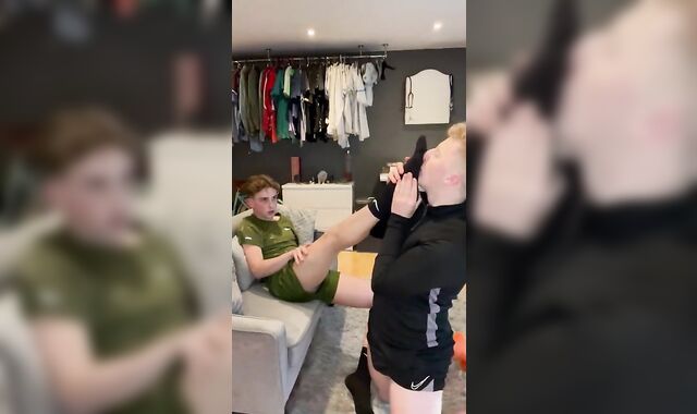 Twunk dominated by boyfriends feet