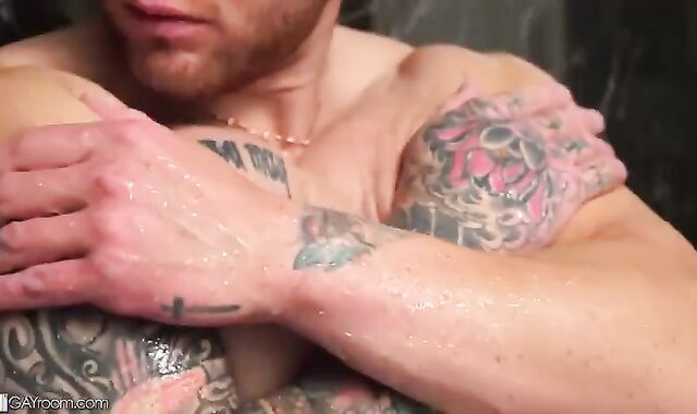 2 Roomies, One Bathtub – Jeremiah Cruze & Sage Roux
