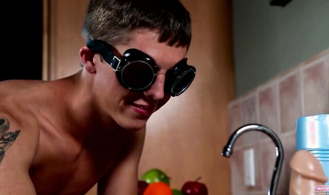 Next Door Twunk: Arch Over for Elliot Vance