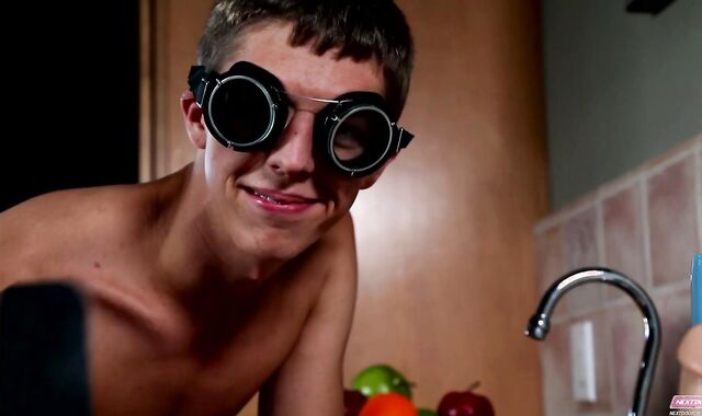 Next Door Twunk: Arch Over for Elliot Vance