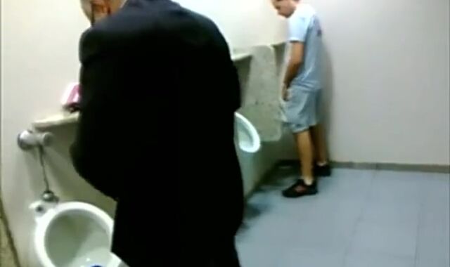 CRUISING PAJA EN EL BAÑO PUBLICO - PUBLIC HIDDEN.mp4
