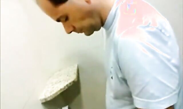 CRUISING PAJA EN EL BAÑO PUBLICO - PUBLIC HIDDEN.mp4