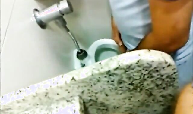 CRUISING PAJA EN EL BAÑO PUBLICO - PUBLIC HIDDEN.mp4