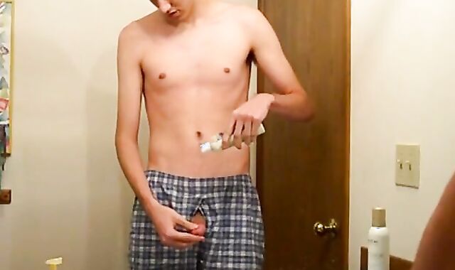 Amature: Cum Spray In Bathroom Twink