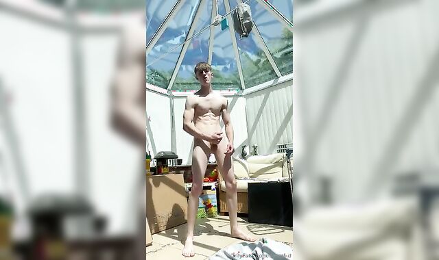 Action: Horny Daz jerk off