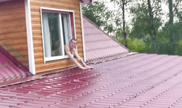 Выебал парня высунув окно на крыше дома