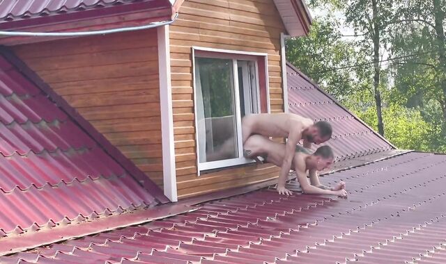 Выебал парня высунув окно на крыше дома