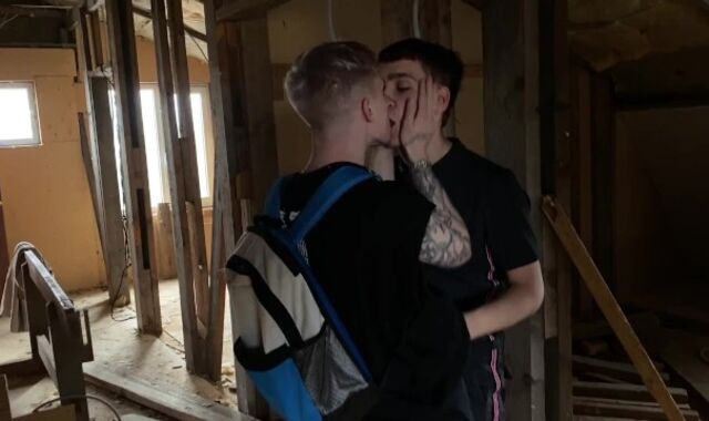 two lads screw in an abandoned house