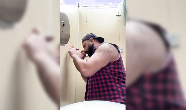 Gloryhole deep-throat and pound