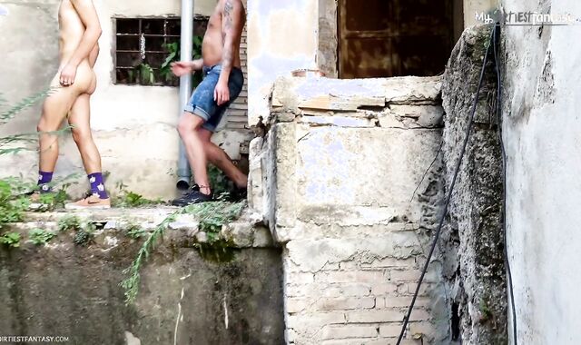 V-Card, BEEF WHISTLE BALL and urinate have fun! This light-haired super-hoe loves it MUDDY