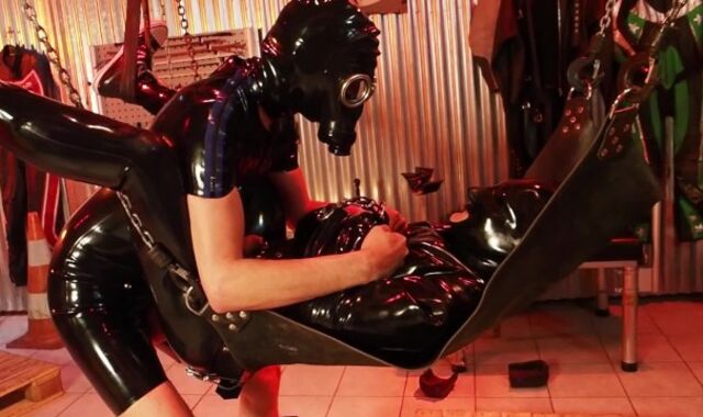 massive Schwanz fick mein Sklave, in Rubber verpackt
