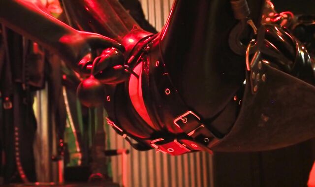 massive Schwanz fick mein Sklave, in Rubber verpackt