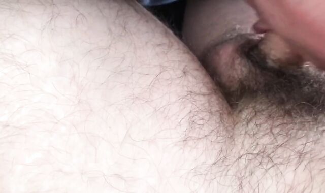 Mi succhia il cazzo e si fa sborrare in bocca