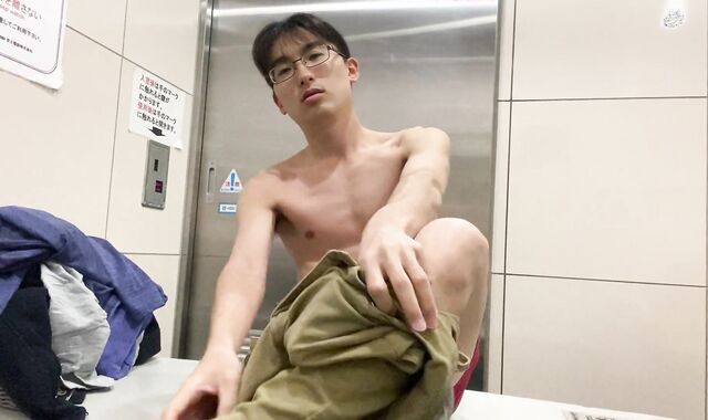 変態顔出し男子学生 駅のトイレで全裸オナニー 大量に射精する 腹筋胸筋がすごい 着替えも撮影 無修正 素人